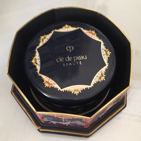 CLE DE PEAU BEAUTE POUDRE LUMINEUSE POUR LE CORPS - Picture 4 of 9